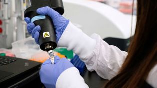 Un laboratorio británico empieza a producir una vacuna contra el Covid-19
