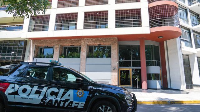 Un móvil policial frente al edificio de barrio Martin donde sucedió el robo mediante el cuento del tío