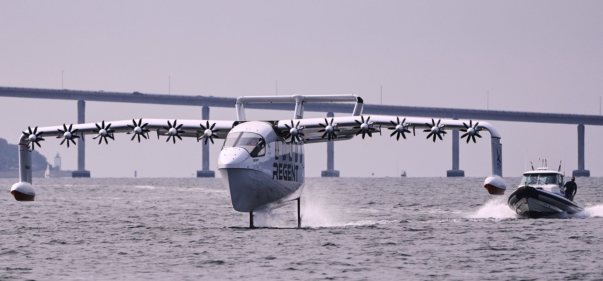 El Regent Viceroy Seaglider, un transbordador de pasajeros con alas, se desliza sobre la superficie de la bahía de Narragansett en una prueba el miércoles 6 de agosto de 2025, frente a la costa de North Kingstown, Rhode Island. (Foto AP/Charles Krupa) El Regent Viceroy Seaglider, un transbordador de pasajeros con alas, se desliza sobre la superficie de la bahía de Narragansett en una prueba el miércoles 6 de agosto de 2025, frente a la costa de North Kingstown, Rhode Island. (Foto AP/Charles Krupa)