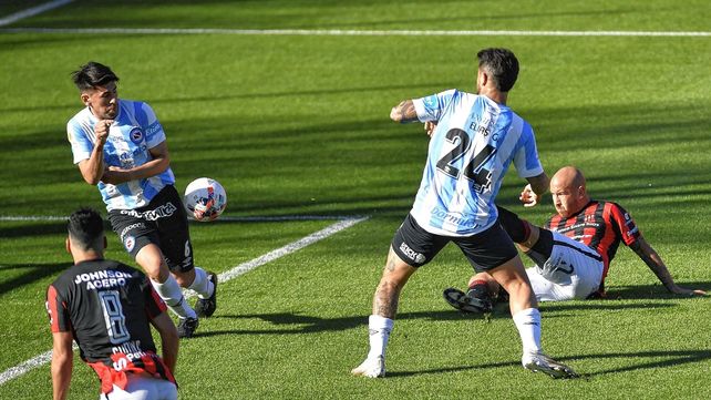 Junior Arias saca el remate que pegó en la mano de Lucas Villalba. Espinoza no dudó y cobró penal.