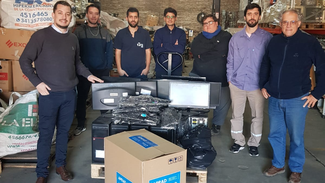 Los trabajadores de Nodo Tau y funcionarios de Aprad durante la entrega de los equipos recuperados.
