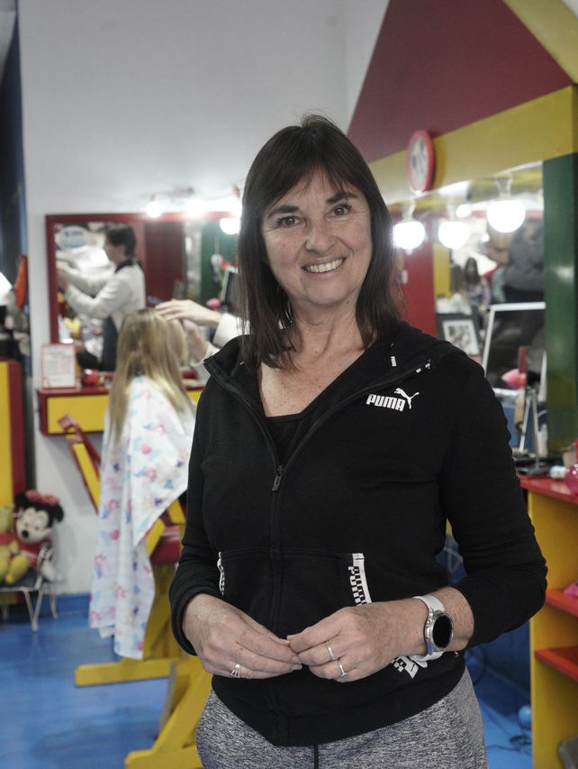 A la peluquería de Silvina llegan niños de distintos puntos de la región. Con ella trabaja su hijo Mauro y su asistente Melisa.