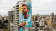 Dos nuevos detalles adornan el renovado mural de Messi frente al Monumento a la Bandera