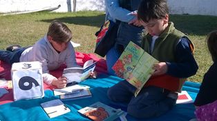 Un libro con alas de esperanzas y las ganas de cruzar el límite del barrio