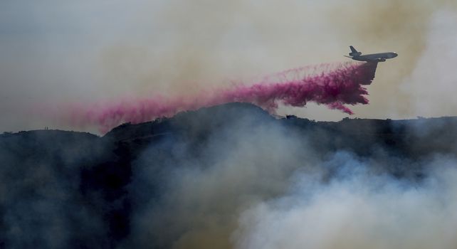 Un avión arroja retardante sobre el incendio Palisades, a las afueras del vecindario de Pacific Palisades, en Los Ángeles, el 10 de enero de 2025. 