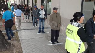 Las imágenes de los bancos desbordados para cobrar jubilaciones y ayuda social