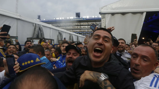 Riquelme votó en la carpa de la Bombonera entre aplausos y cánticos a su favor&nbsp;
