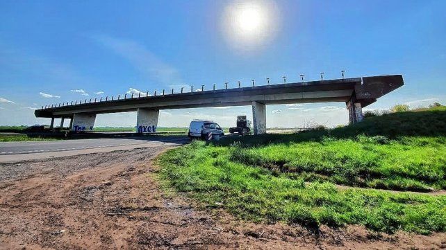El puente no está concluido y se encuentra abandonado El puente no está concluido y se encuentra abandonado