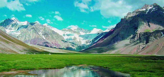 El Aconcagua es un destino clave para montañistas de todo el mundo y eso la vuelve un lugar único para visitar.