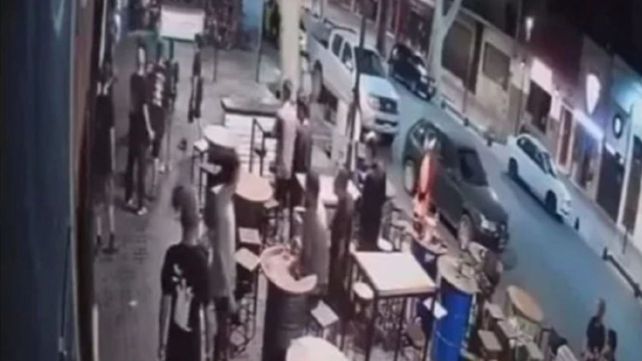 Sucedió en un bar del centro de la ciudad de Mendoza. (Foto: captura de video)