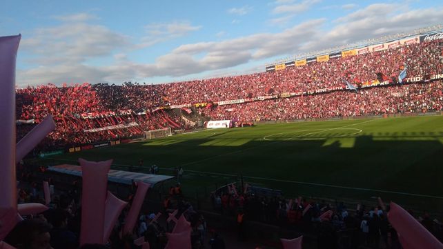 El espectacular recibimiento de la hinchada de Colón