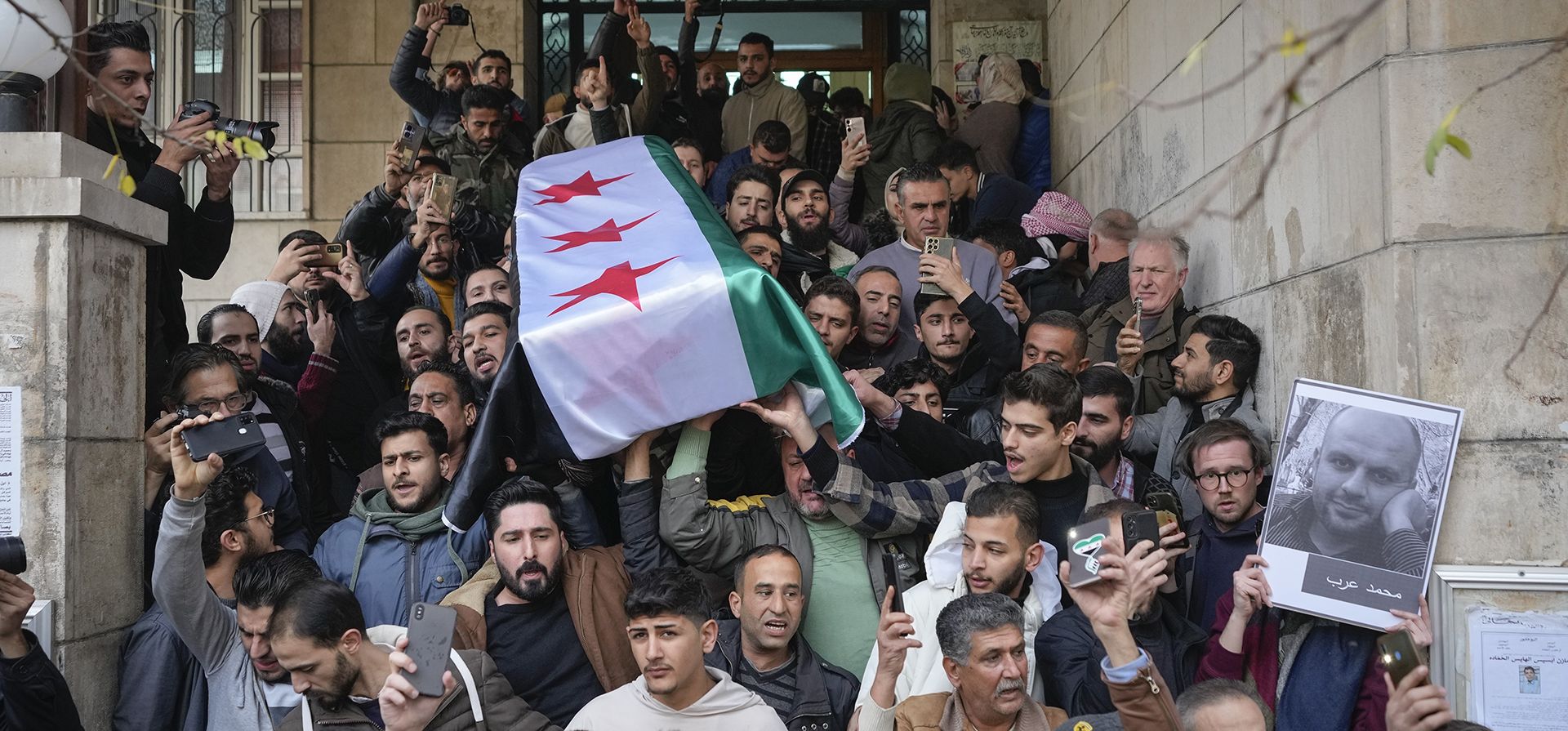 El ataúd del activista sirio Mazen al-Hamada es trasladado para su entierro en Damasco el jueves 12 de diciembre de 2024. El cadáver destrozado de Al-Hamad fue encontrado envuelto en una sábana ensangrentada en la prisión de Saydnaya. Había huido a Europa, pero regresó a Siria en 2020 y fue encarcelado a su llegada. (Foto AP/Hussein Malla) El ataúd del activista sirio Mazen al-Hamada es trasladado para su entierro en Damasco el jueves 12 de diciembre de 2024. El cadáver destrozado de Al-Hamad fue encontrado envuelto en una sábana ensangrentada en la prisión de Saydnaya. Había huido a Europa, pero regresó a Siria en 2020 y fue encarcelado a su llegada. (Foto AP/Hussein Malla)