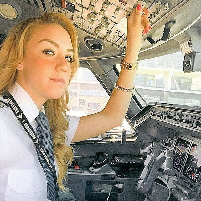 La hermosa piloto del jet de CR7 es ¡fan de Messi!