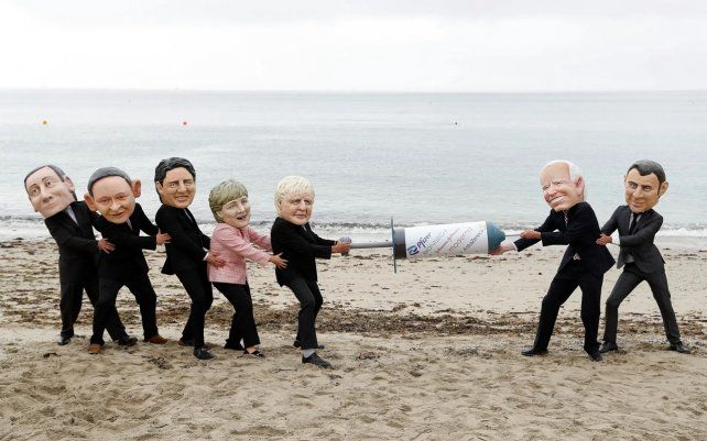 Activistas de Oxfam con caricaturas de líderes del G7 protestan en una playa cerca de Falmouth. Fotografía: Peter Nicholls / Reuters