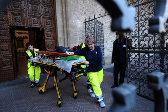 basílica santa croce. Los médicos retiran al turista español.