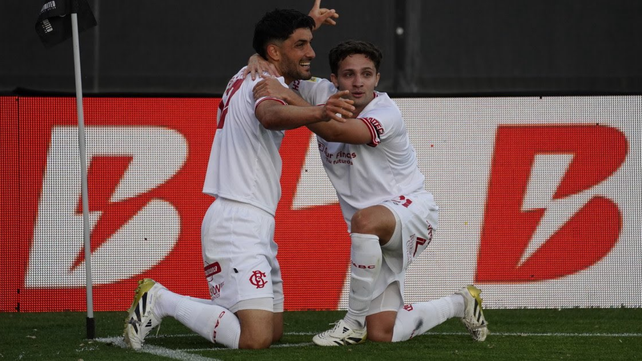 Nicolás Blandi (izquierda) celebra el gol agónico que le dio la victoria a Barracas Central.