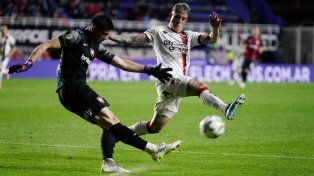 El Colo Ramírez presiona al arquero rival Facundo Altamirano. El atacante volvió a convertir, pero no alcanzó para ganar.