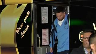 Lionel Messi al bajar del micro frente al hotel en La Paz.