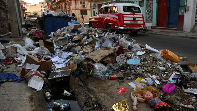 Los vecinos arrojan directamente la basura en la calle. Foto: Adalberto Roque /AFP