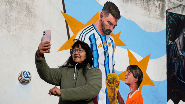 El Circuito Messi en Rosario incluye murales. Esta obra, ubicada en la intersección de Dr. Chapo y Chiola, en el corazón de barrio Saladillo, fue realizada por el muralista rosarino Javier Giménez y muestra al futbolista de niño entregándole la Copa del Mundo al jugador consagrado