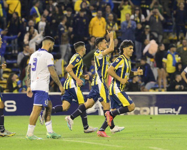 Maximiliano Lovera viene de convertir de penal ante Vélez