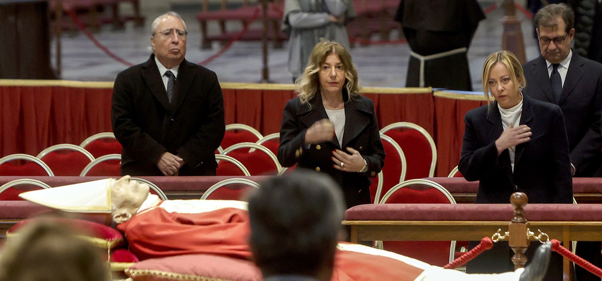 La primera ministra italiana Giorgia Meloni, rinde homenaje al difunto Papa Emérito Benedicto XVI sentado en el interior de la Basílica de San Pedro en el Vaticano, el lunes 2 de enero de 2023. Benedicto XVI, el teólogo alemán que será recordado como el primer Papa en 600 años a renunciar, ha muerto el sábado, anunció el Vaticano. Tenía 95 años. (Foto AP/Riccardo De Luca)