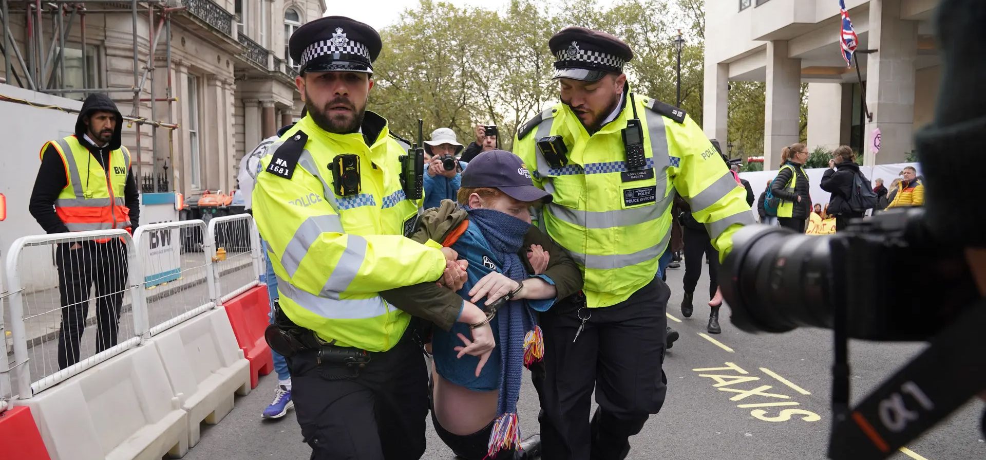 Londres, Reino Unido.La policía desaloja a un activista durante una protesta de Fossil Free London frente al InterContinental en el centro de Londres antes del Foro de Inteligencia Energética, una reunión de Shell, Total, Equinor, Saudi Aramco y otros conglomerados petroleros. Fotografía: Lucy North/PA Londres, Reino Unido.La policía desaloja a un activista durante una protesta de Fossil Free London frente al InterContinental en el centro de Londres antes del Foro de Inteligencia Energética, una reunión de Shell, Total, Equinor, Saudi Aramco y otros conglomerados petroleros. Fotografía: Lucy North/PA