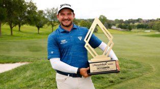 Alejandro Tosti, con su trofeo ganado en Nebraska. El triunfo le otorgó, por añadidura, una tarjeta para el PGA Tour 2024