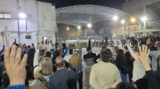 Este viernes por la noche los socios del club Juventud Unida de Gualeguaychú se reunieron y, a mano alzada, votaron por el llamado a elecciones. Cuatro mujeres, pertenecientes a la entidad, radicaron en el Departamento de Género del club y en Tribunales una denuncia por abuso sexual contra el presidente, Iván Gómez.