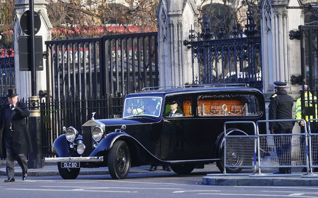 El coche fúnebre que transportaba el ataúd del miembro del parlamento David Amess sale del Palacio de Westminster para una Misa de Réquiem por Amess en la Catedral de Westminster