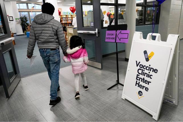 Vacunación de niños en Londres. Reino Unido se adelantó a la UE en la autorización para este segmento etario.