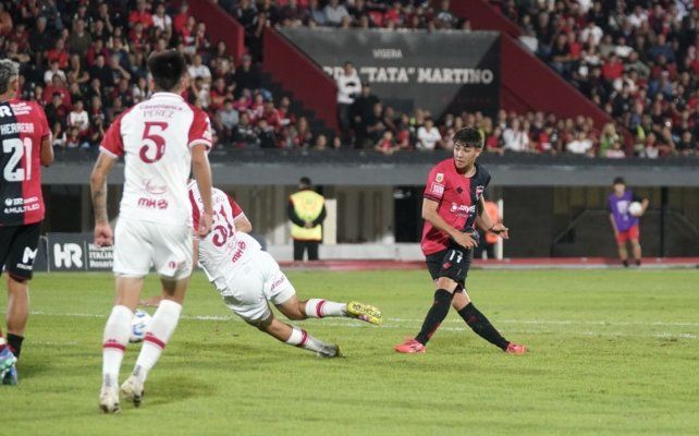 Con clase. Valentino Acuña anotó el primero de Newells ante Huracán.