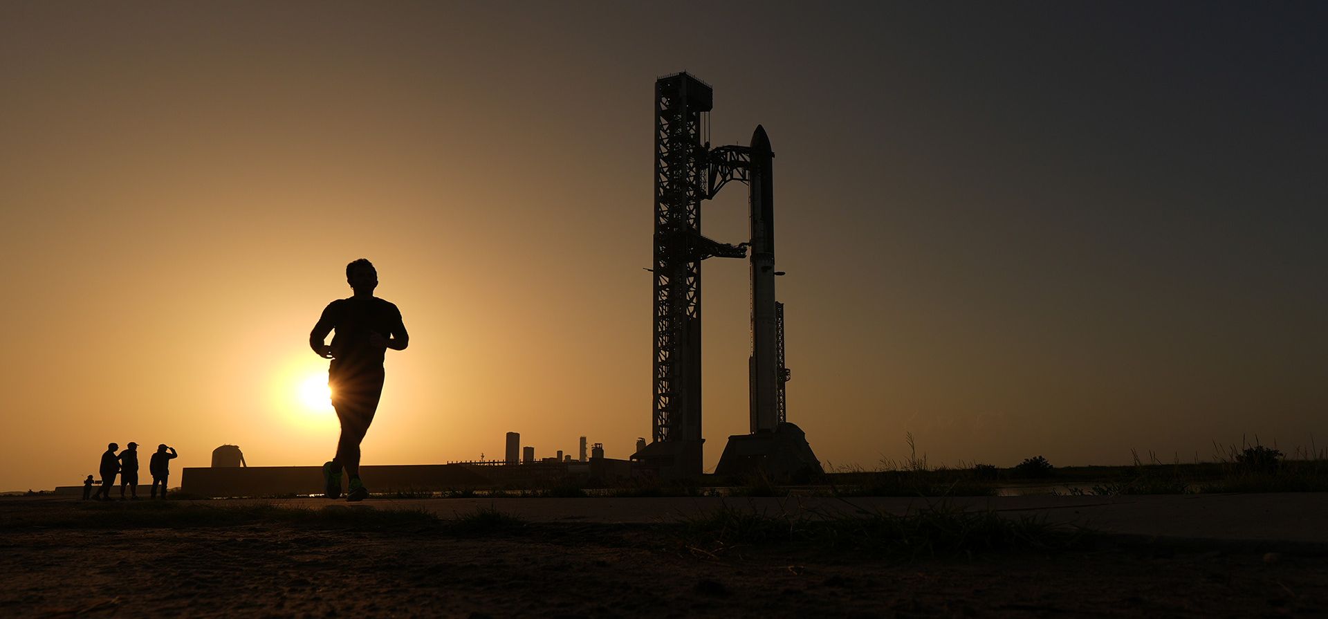Un hombre corre junto al megacohete Starship de SpaceX mientras se prepara para un vuelo de prueba en Starbase, Texas, el viernes 24 de julio de 2026. (Foto AP/Eric Gay) Un hombre corre junto al megacohete Starship de SpaceX mientras se prepara para un vuelo de prueba en Starbase, Texas, el viernes 24 de julio de 2026. (Foto AP/Eric Gay)