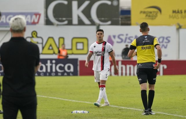 El uruguayo Fernández recibió la tarjeta roja en Junín.