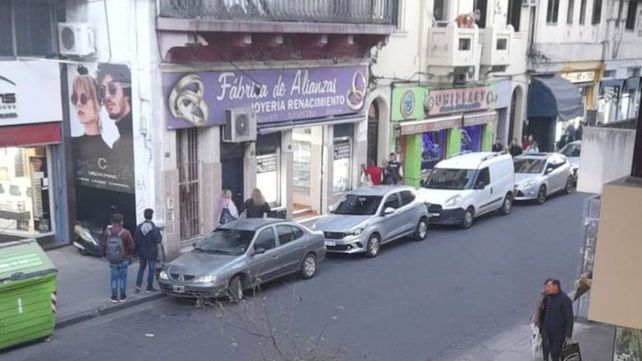 Rompió un vidrio con una maza a plena luz del día en una joyería céntrica