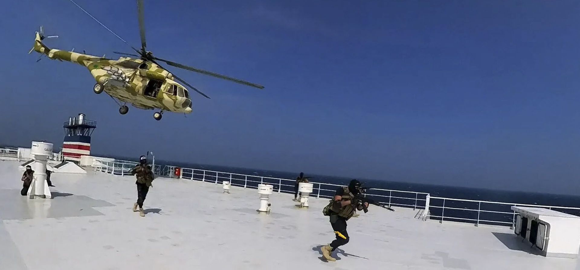 Fuerzas hutíes abordan el carguero Galaxy Leader. Los hutíes de Yemen se apoderaron del barco en el Mar Rojo frente a la costa de Yemen después de amenazar con apoderarse de todos los buques de compañías propiedad de Israel. (Centro de Medios Hutíes vía AP) Fuerzas hutíes abordan el carguero Galaxy Leader. Los hutíes de Yemen se apoderaron del barco en el Mar Rojo frente a la costa de Yemen después de amenazar con apoderarse de todos los buques de compañías propiedad de Israel. (Centro de Medios Hutíes vía AP)