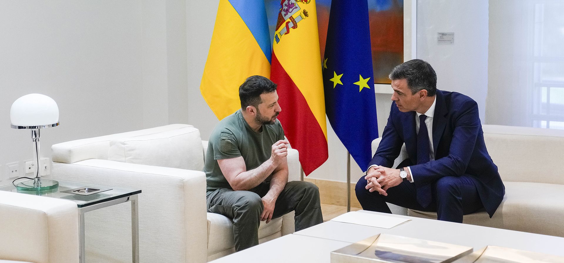 El presidente ucraniano, Volodymyr Zelenskyy, conversa con el primer ministro español, Pedro Sánchez, en el palacio de La Moncloa en Madrid el lunes 27 de mayo de 2024. (Foto AP/Paul White) El presidente ucraniano, Volodymyr Zelenskyy, conversa con el primer ministro español, Pedro Sánchez, en el palacio de La Moncloa en Madrid el lunes 27 de mayo de 2024. (Foto AP/Paul White)