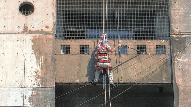 Limpian el frente de la Facultad de Ciencias de la Educación