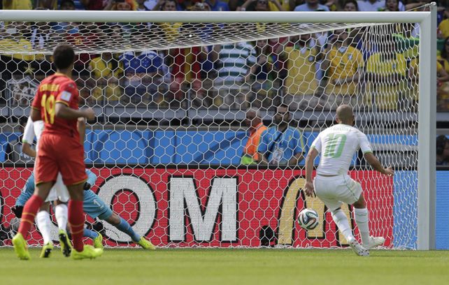 Feghouli la coloca a la izquierda del arquero belga Courtois y marca la apertura del maracdor para Argelia. (Foto: Reuters).