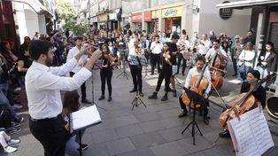 Músicos de la Orquesta Sinfónica Provincial y el Ensamble Municipal de Vientos tocaron en la peatonal Córdoba.