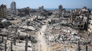 Un hombre empuja una bicicleta por la zona devastada alrededor del hospital al-Shifa, Ciudad de Gaza, Gaza. Fotografía: AFP/Getty Images