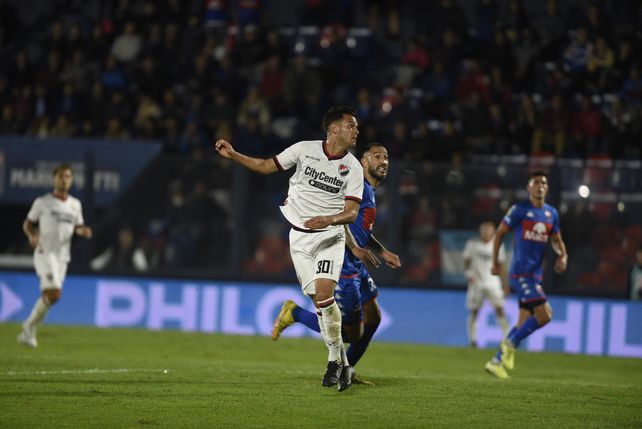 Cristian Ferreira cabeceó por sobre Marinelli para el 2 a 2 de Newell