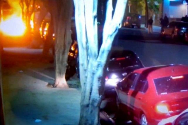 Al menos nueve encapuchados lanzaron bombas molotov contra la sede del Grupo Clarín.