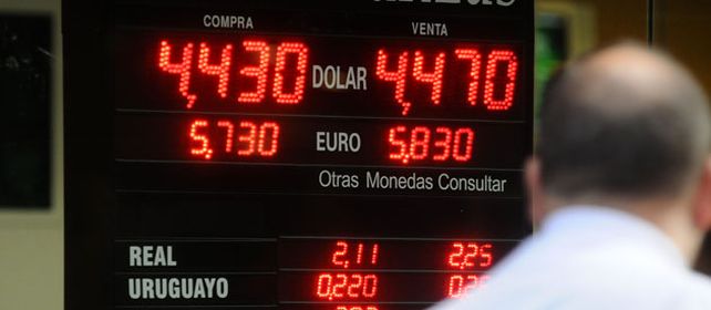 La oposición cuestionó un virtual acuerdo para fijar un precio al dólar blue (o paralelo) argumentando que es reconocer la ilegalidad. Se sumaron voces a favor de la pesificación.