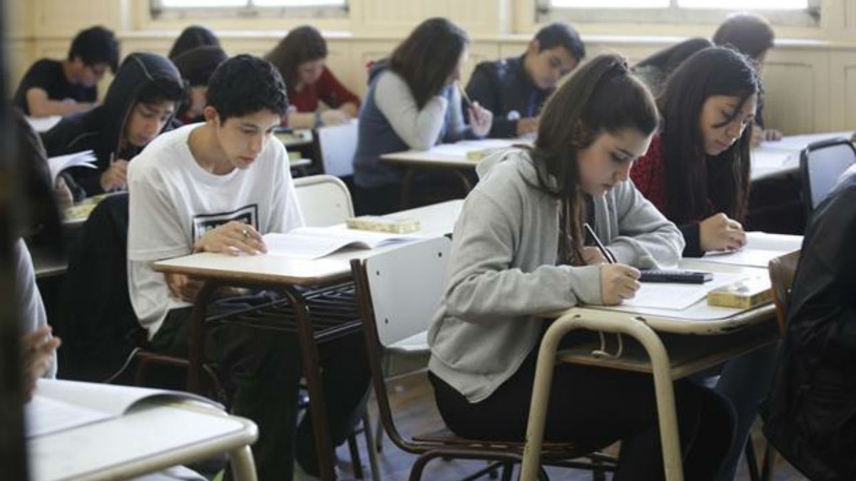 Uno de cada 10 alumnos repite en el secundario y son 400 mil en todo el país