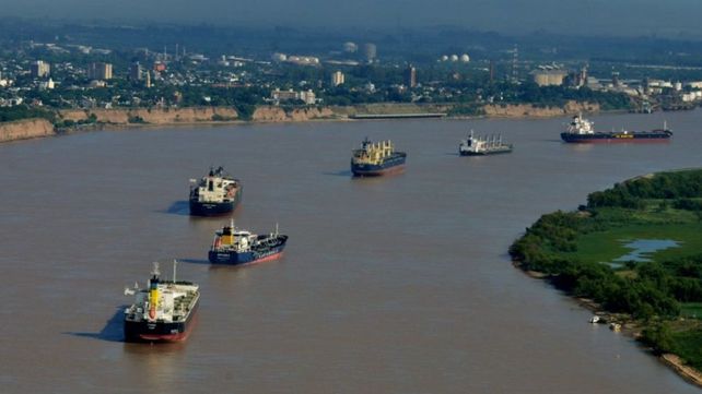 Puertos de la región Rosario.  Numerosos barcos están anclados en el Paraná a la espera de poder cargar.
