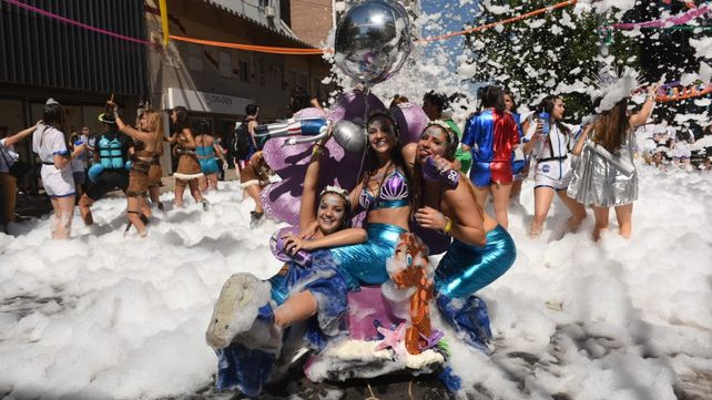 Disfraces, color y espuma en la bajada de Odontología