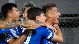 Vélez aplastó a Olimpia en Paraguay y es líder del Grupo H en la Libertadores