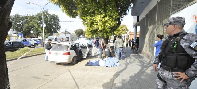 El procedimiento policial en plena vía pública en San Lorenzo. Los presuntos extorsionadores fueron detenidos. (Foto: SL24.com.ar)