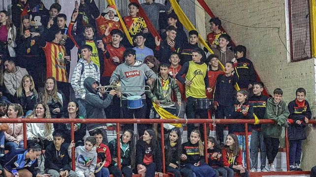 Hinchada. Los partidos cuentan con el condimento especial&nbsp; que le da el público que alienta a los equipos.